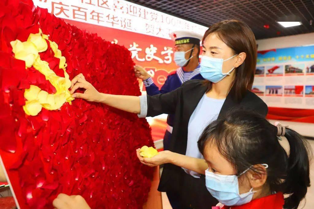《第二十条》预售开启，赵丽颖与马丽高叶打扑克，调侃“丈夫”潘斌龙不敢和她坐一块