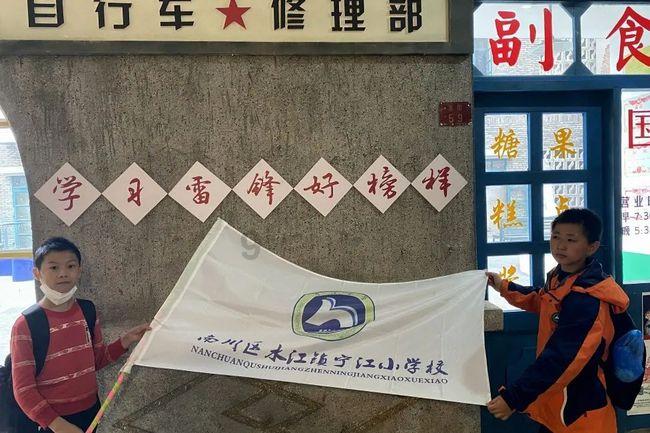 女子欲跳猴山救猫被拦下？当事人：本意没想跳下去，想让更多人关注这件事