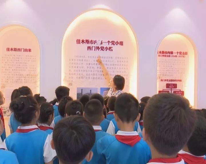 动漫人物吃东西